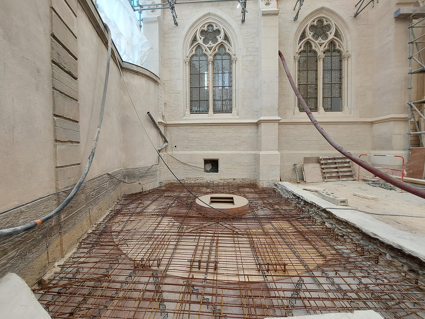 Les dalles de couverture de la Rotonde de la cathédrale Saint-Bégnine de Dijon sont prêtes à être coulées !