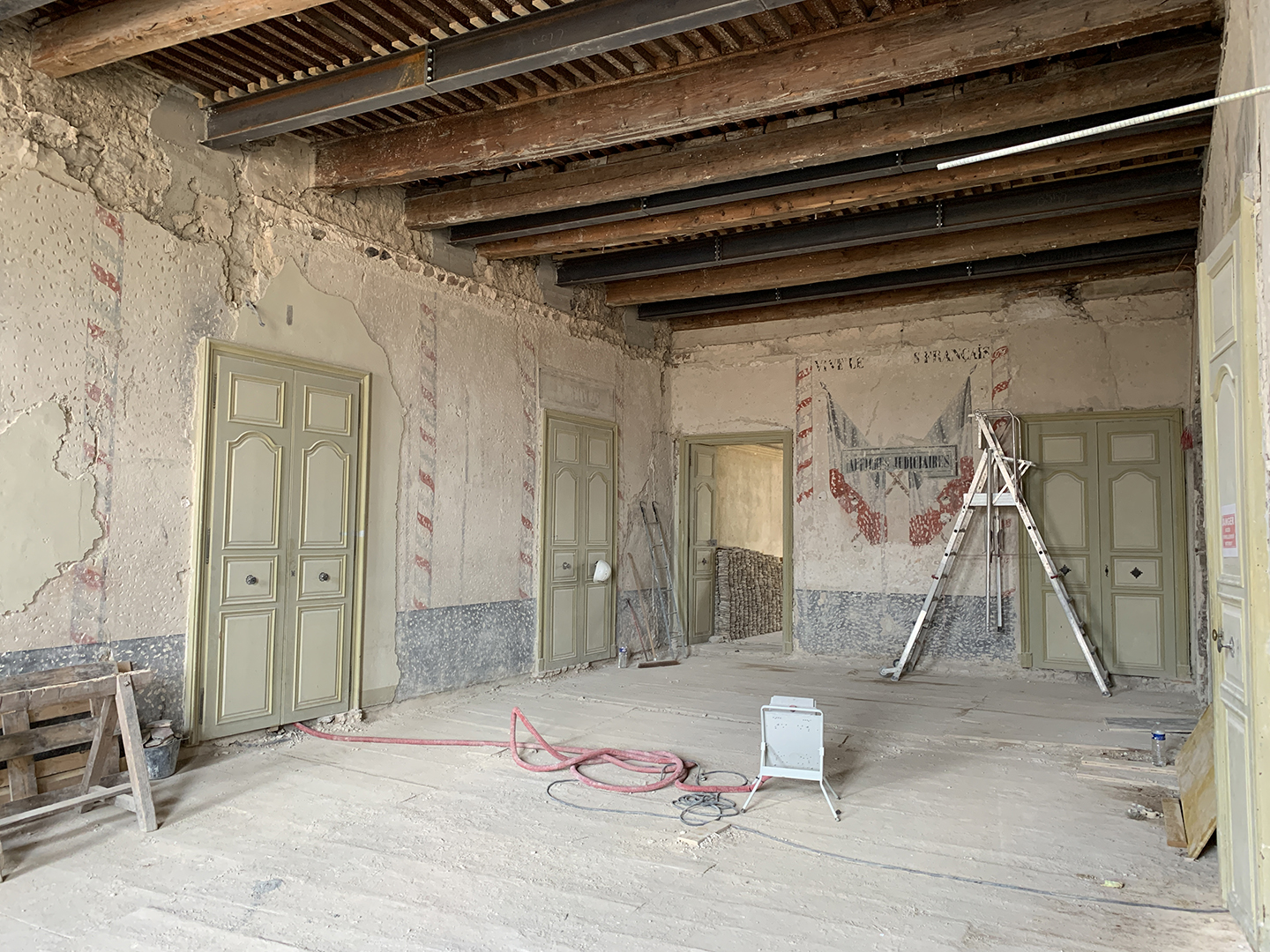 Découverte de décors d’époque Restauration dans la salle des Pas-Perdus du château d’Aubenas