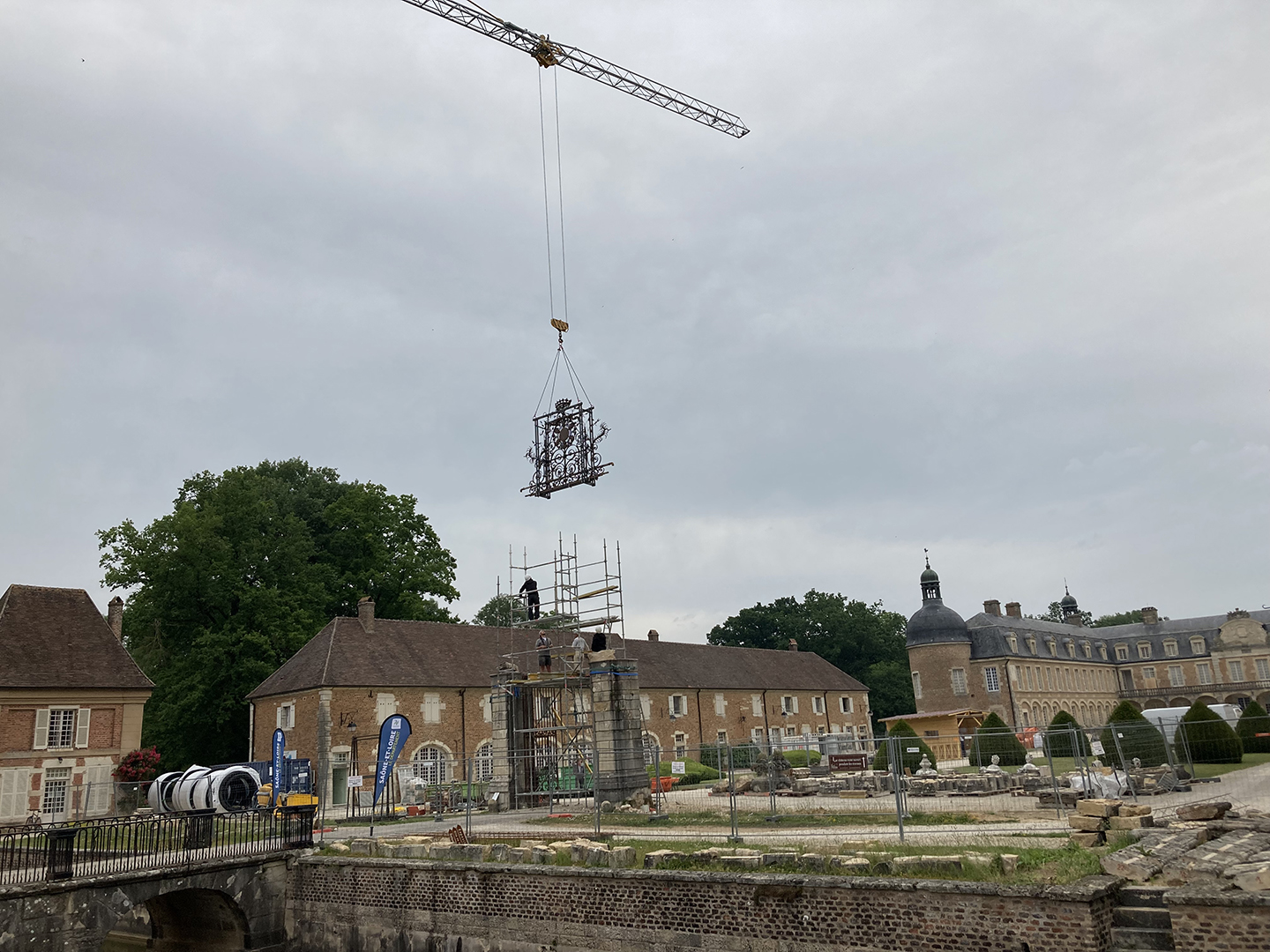 Dépose du fronton ornemental à Pierre-de-Bresse