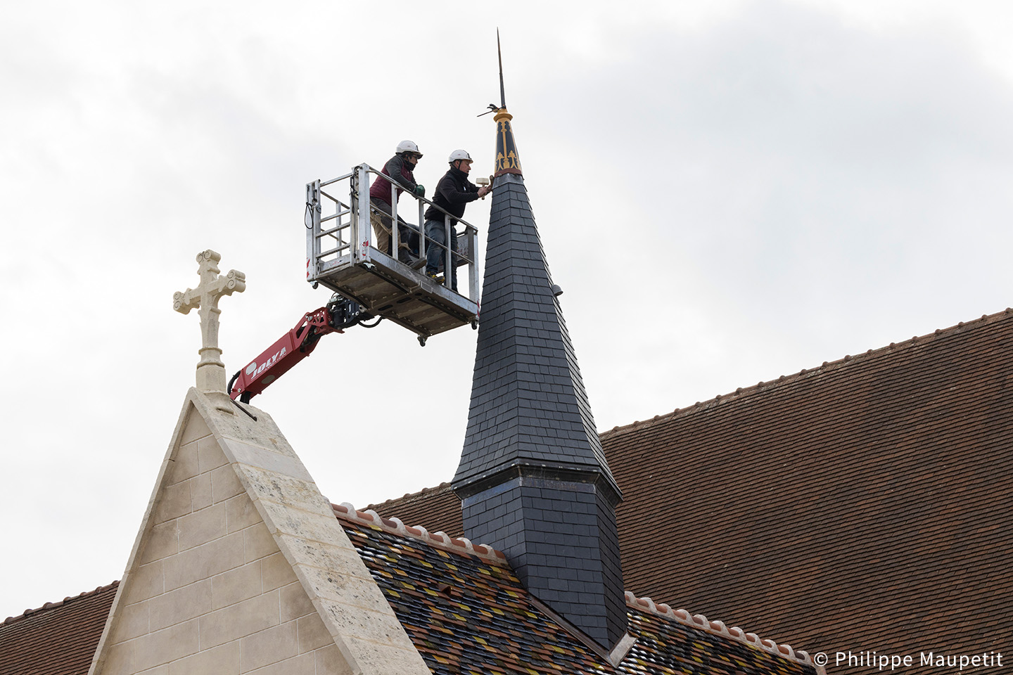 La pose de l’épi polychrome au sommet de la chapelle Sainte-Croix à Dijon marque la fin de sa restauration extérieure