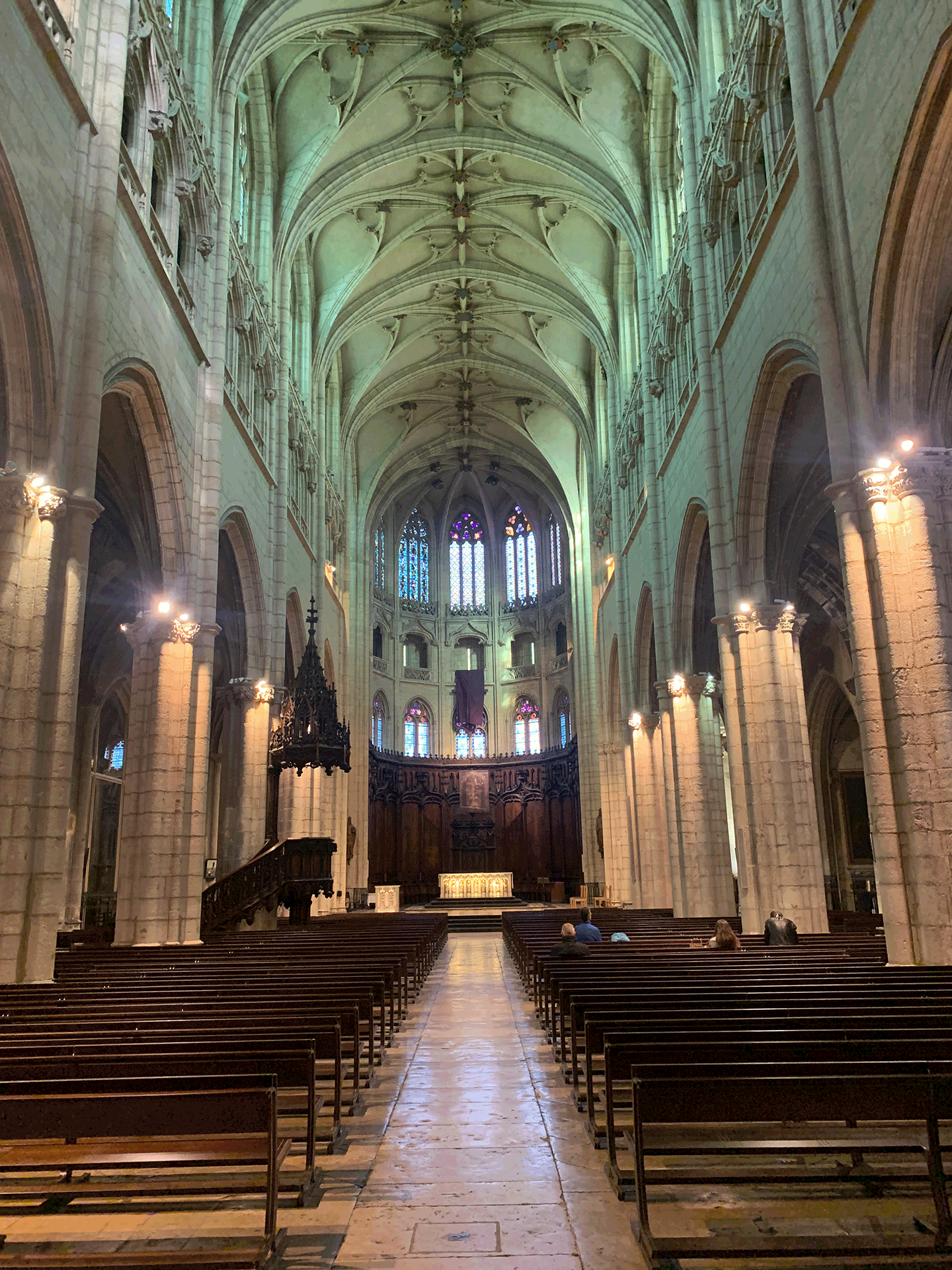 L’église Saint Nizier à Lyon se dote de nouveaux bancs 